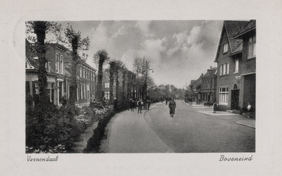 14668 Gezicht in het Boveneind met bebouwing en een rij loofbomen te Veenendaal.